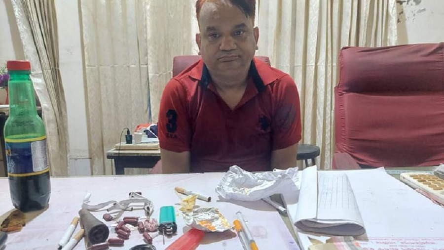 কার্যালয়ে বসে আয়েশ করে মাদক সেবন করছিলেন নাটোর পরিবহণ শ্রমিক ইউনিয়নের সম্পাদক