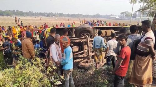 যাত্রী নিয়ে উল্টে গেল পিকআপ, নারী সহ নিহত ৬