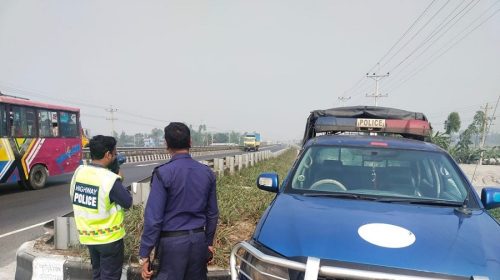 নাটোরের বনপাড়াতে হাইওয়ে পুলিশের অভিযানে মদ সহ মাইক্রো বাস থেকে ৫ যাত্রী আটক
