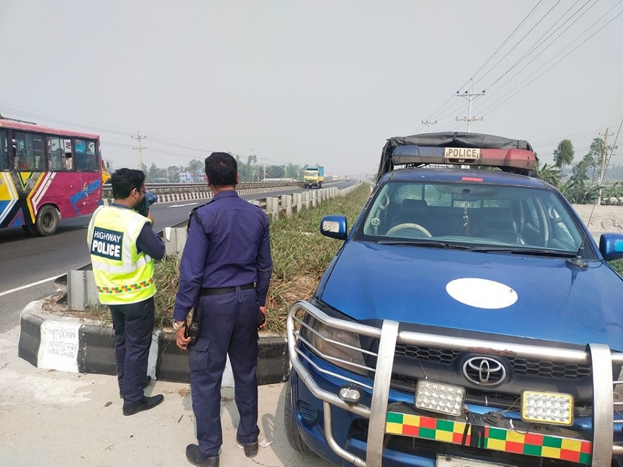 নাটোরের বনপাড়াতে হাইওয়ে পুলিশের অভিযানে মদ সহ মাইক্রো বাস থেকে ৫ যাত্রী আটক