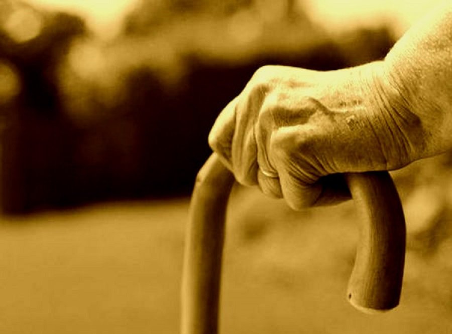 ৮৫ বছরের বৃদ্ধ পিতাকে বাড়ী থেকে বের করে দিল বড় ছেলে