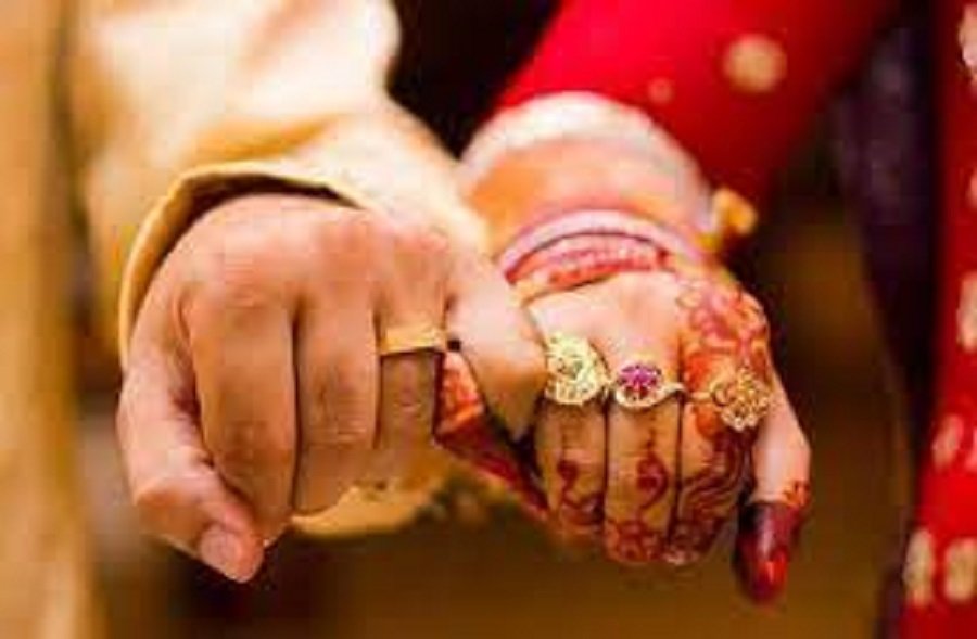 ইকবাল হোসেন শেষমেশ তরুনীকে বিয়ে করে নিল