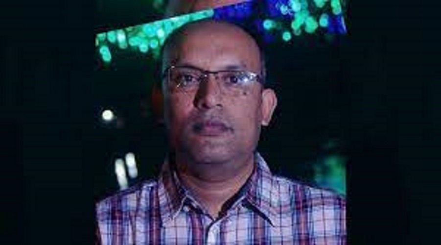 তাড়াশে আহত নারী ইউপি সদস্য খোদেজা খাতুনকে দেখতে জান ইএনও মেজবাউল করিম