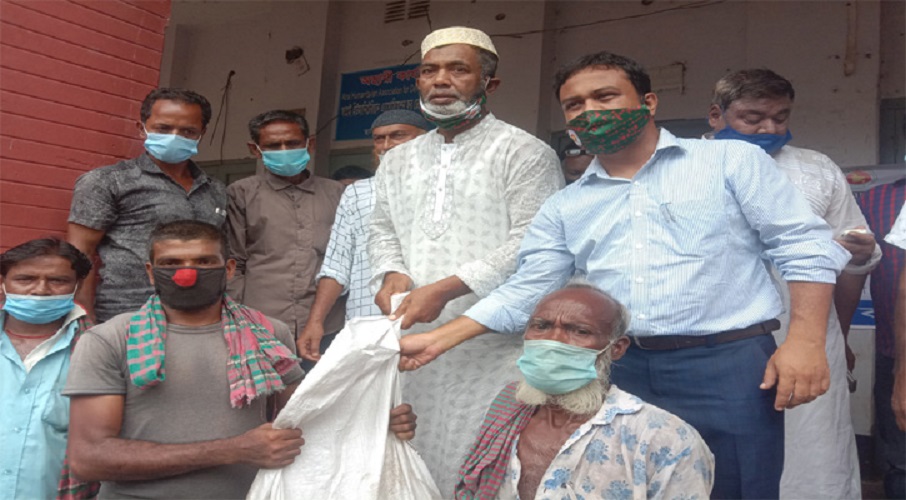 ঈদুল আযহা উপলক্ষে বেলকুচিতে ভিজিএফ এর চাল বিতরন