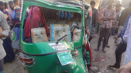 নাটোরে সিএনজি পল্টন খেয়ে পড়ে যাওয়ায় মহিলাসহ দুইজন আহত