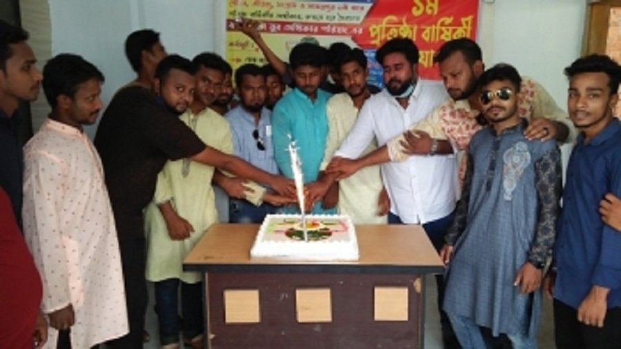 গুরুদাসপুরে যুব অধিকার পরিষদের পক্ষ থেকে অসহায় পরিবারকে নগদ অর্থ প্রদান