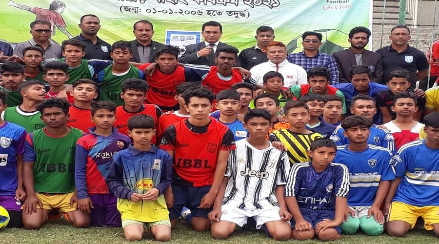 ডোমারে প্রাথমিক বিদ্যালয়ের ফুটবল টুর্নামেন্টের উদ্বোধন