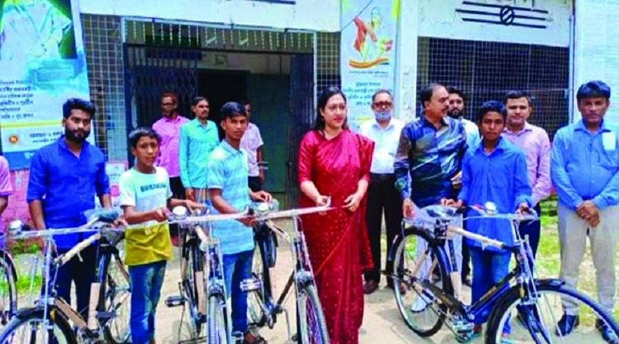 ডোমারে ১৮ শিক্ষার্থীর মাঝে বাইসাইকেল বিতরণ