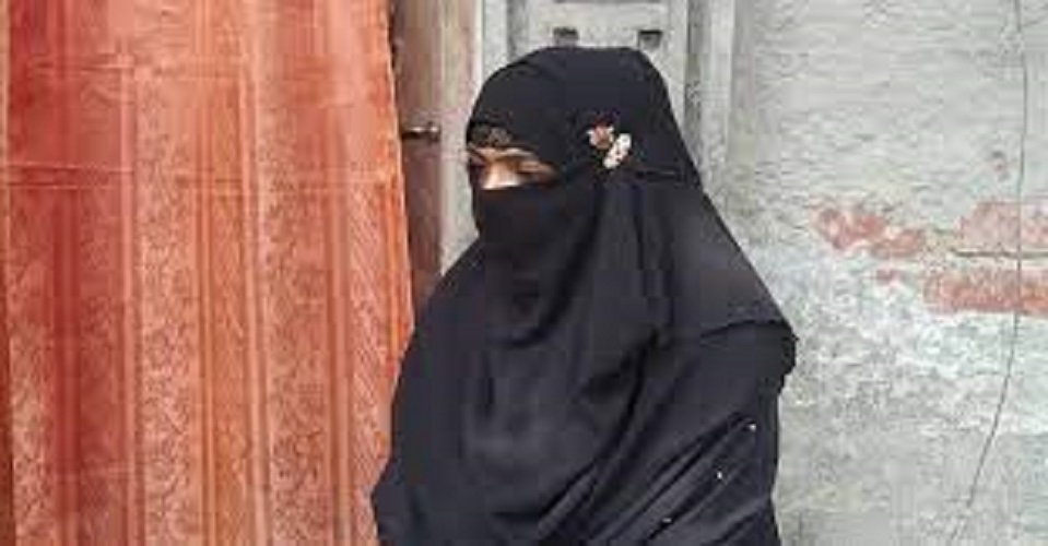 নাটোরের গুরুদাসপুরে বিয়ের দাবিতে এক প্রেমিকার অনশন