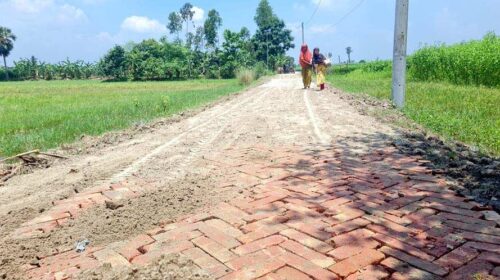 নির্মাণে ব্যবহৃত ট্রলির ভাড়েই দেবেছে রাস্তা