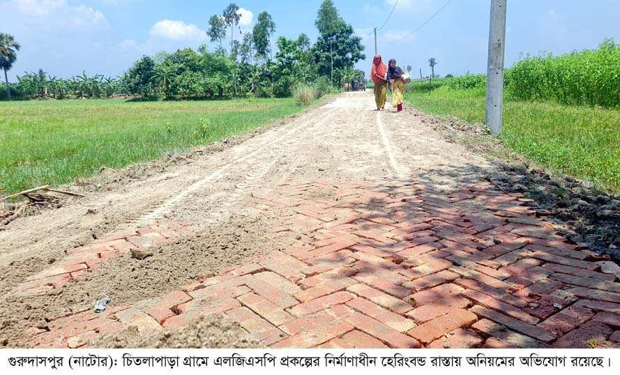 নির্মাণে ব্যবহৃত ট্রলির ভাড়েই দেবেছে রাস্তা